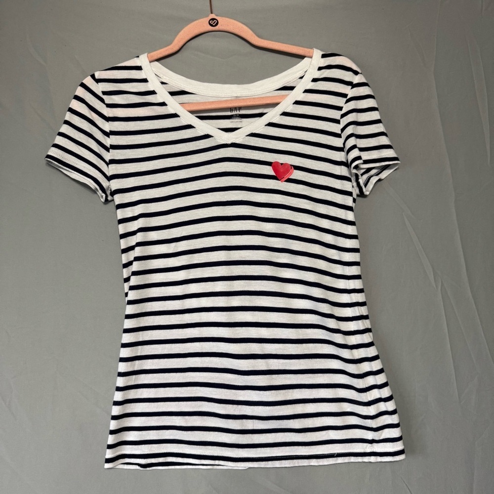 GAP Womens Striped V-Neck Short Sleeve Top with Heart Patch Size XS Y2K Casual